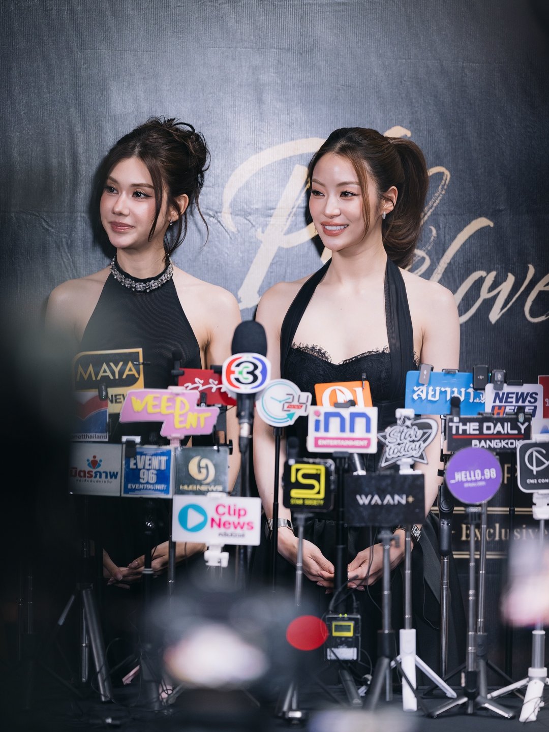 Natsha T. เดรสคล้องคอดำลูกไม้ ผมหางม้า ยิ้มหวานหน้าม่านแดง งานฉาย Pls Love ตอนจบ (รูปที่ 5)