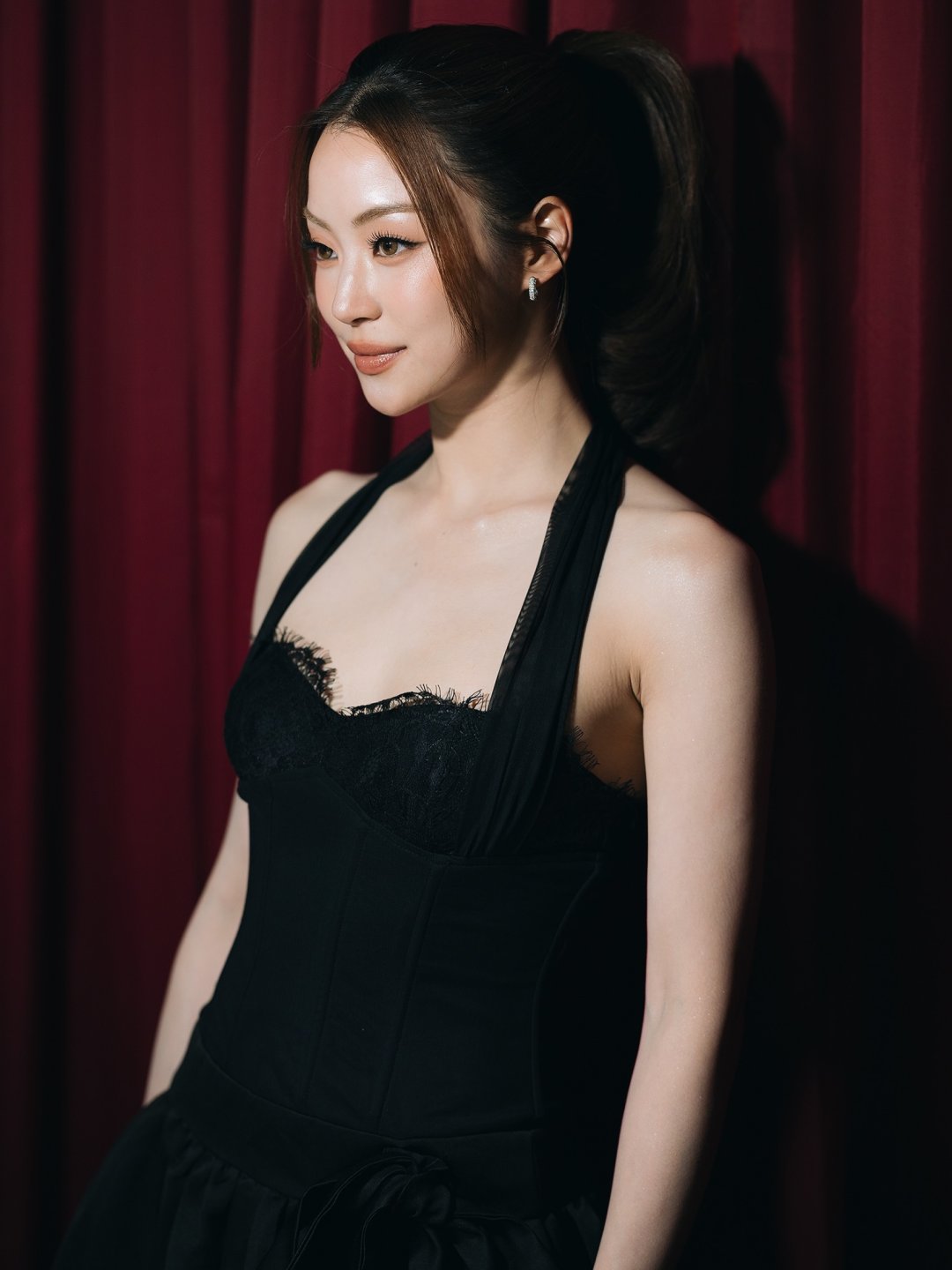 Natsha T. เดรสคล้องคอดำลูกไม้ ผมหางม้า ยิ้มหวานหน้าม่านแดง งานฉาย Pls Love ตอนจบ