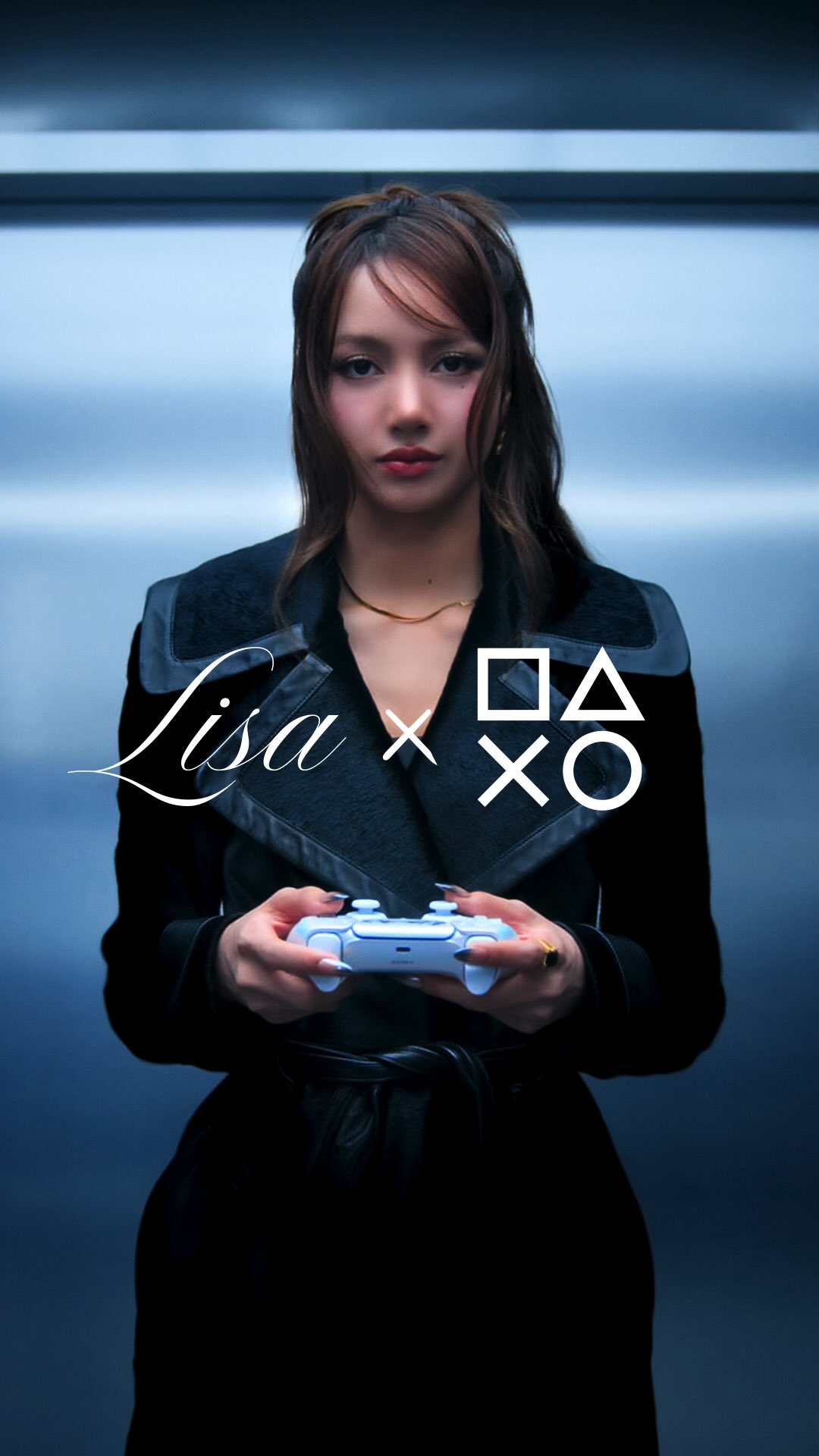 ลิซ่า BLACKPINK "Level up" จับมือ PlayStation เปลี่ยนลุคโค้ทหนัง ขนนก ซีทรู ถือจอยเกมในลิฟต์