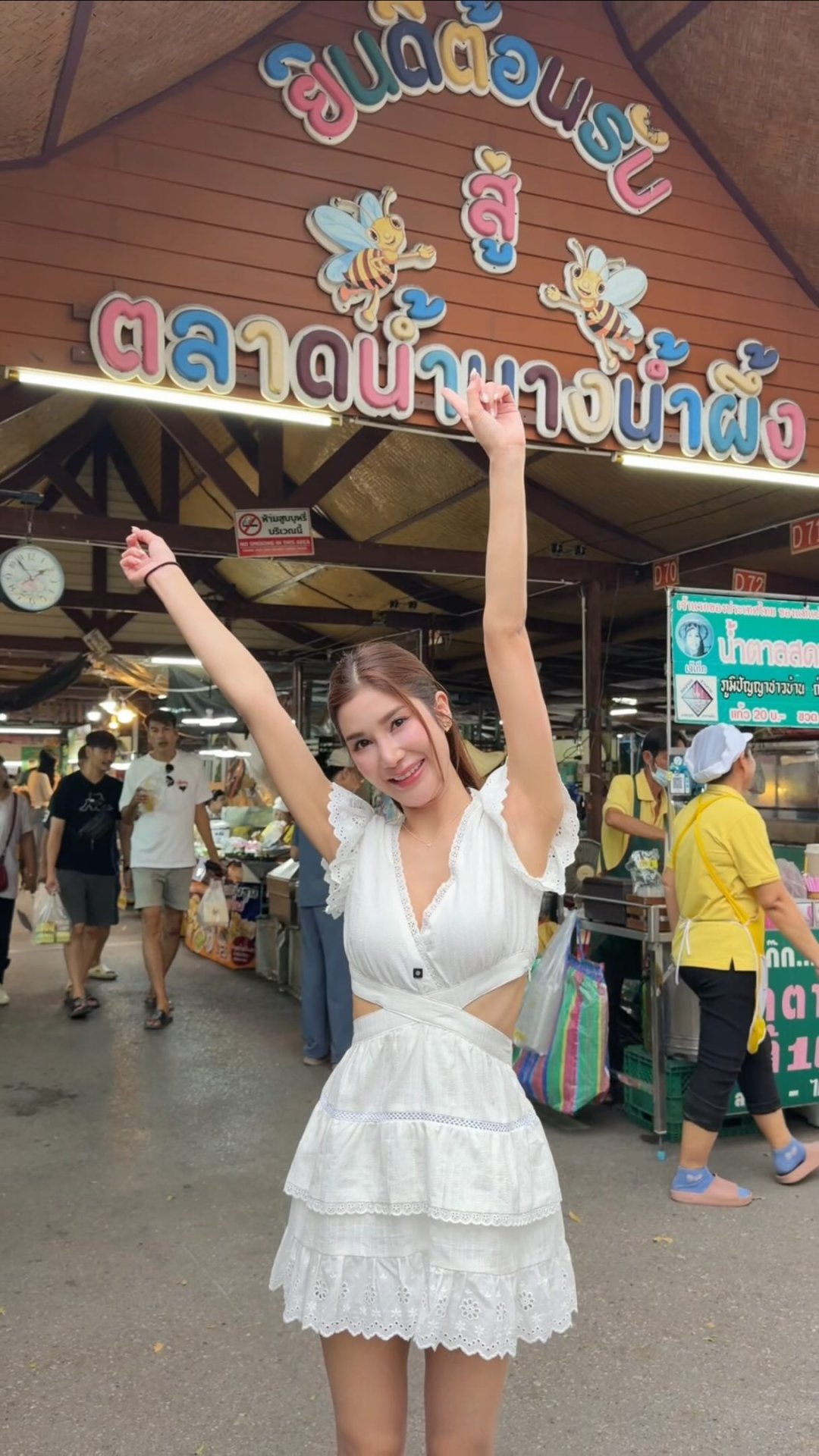 THAMITA ANUSIN เซ็ตครอปลูกไม้ขาวเว้าเอวคู่กระโปรงระบาย ขี่สกู๊ตเตอร์เที่ยว "ตลาดน้ำบางน้ำผึ้ง"