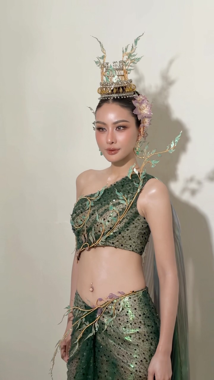 หนิง ปัทมา แปลงโฉมเป็นนาคินีชุดเขียวสวมมงกุฎ เบื้องหลังแต่งตัว "งานบั้งไฟพญานาคโลกหนองคาย 2569"