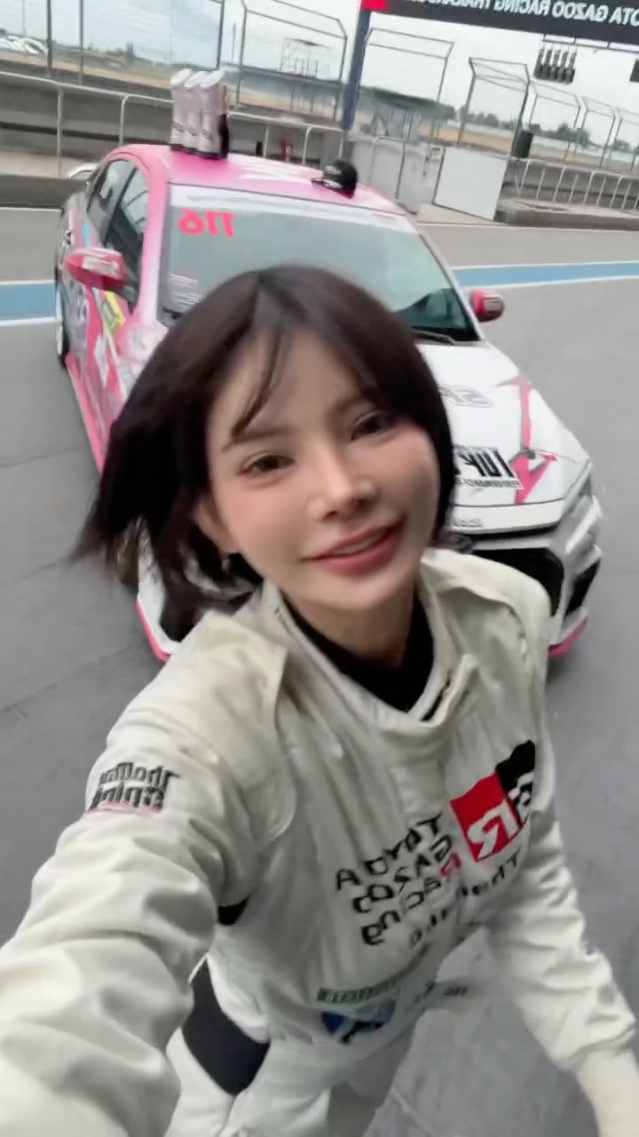 โนเกีย สุธาศินี "แค่ได้ทำในสิ่งที่ชอบ" ชุดแข่ง Toyota Gazoo Racing ผมบ็อบ เซลฟี่ข้างรถชมพูในสนามแข่ง