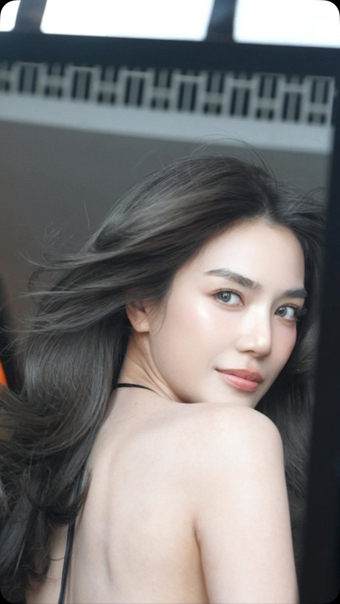ปราง กัญญ์ณรัณ "รู้ยังทำไมชอบสะบัดผม" ครอปเปิดหลังสายผูกดำ สะบัดผมยาวริมหน้าต่างวิวตึก