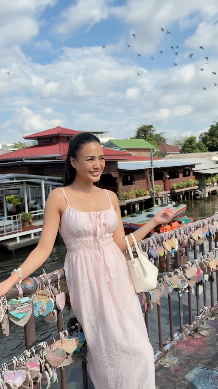 Sirinsopit Pachimsawat เดรสสายเดี่ยวชมพู นั่งเรือเที่ยวคลองบางหลวง "หลงรักคลองบางหลวง"