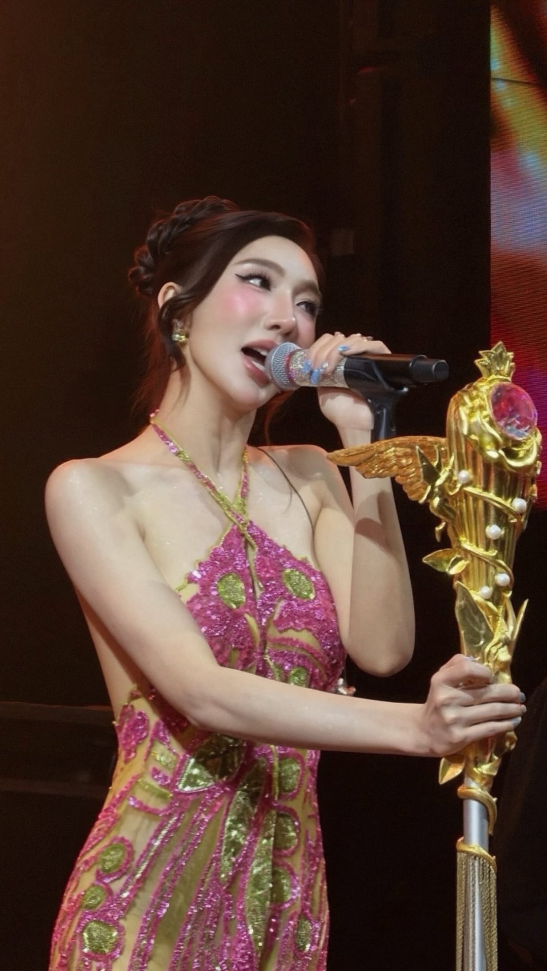 เบนซ์ พริกไทย "อุบลเมื่อคืนอบอุ่นมาก" เดรสสั้นคล้องคอเปิดหลังปักเลื่อมชมพู ร้องเพลงบนเวทีอุบลราชธานี