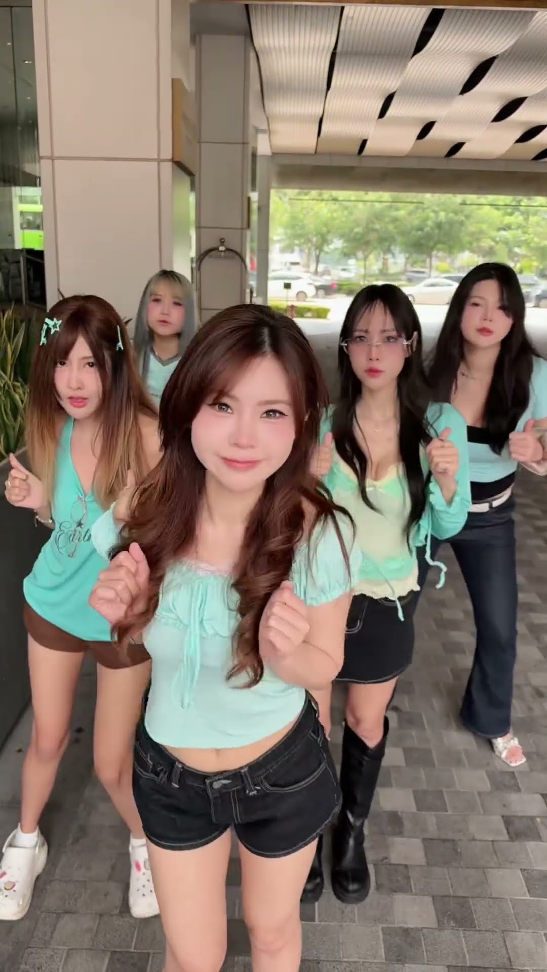 แป้ง zbing z. ชวนแก๊งเพื่อน 5 สาวแต่งชุดสีเทอร์ควอยซ์ เต้นพร้อมกันหน้าตึก ถามแฟนๆ "ใครชอบบ้าง"